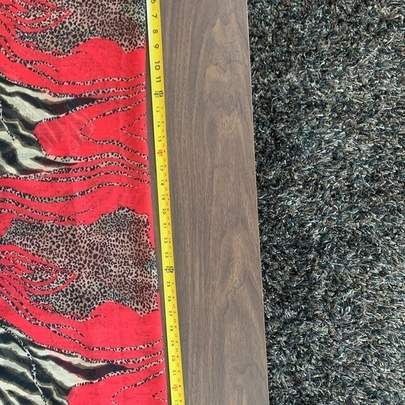 Giraffe theme scarf in red and black with a giraffe brooch gold tone brushed - Picture 7 of 8